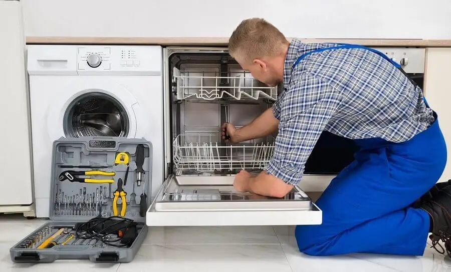 Urla Dominox servisi teknisyen ekibi beyaz eşya tamiri yaparken